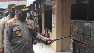 Kepala Polda Papua Irjen Pol. Mathius Fakhiri melihat kondisi Markas Polsek KP3 Bandara Sentani yang ludes terbakar beserta sembilan ruko yang ada di sekitarnya.