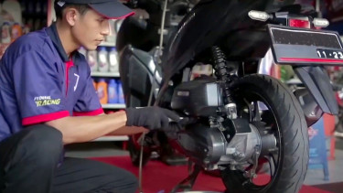 Mekanik bengkel motor.