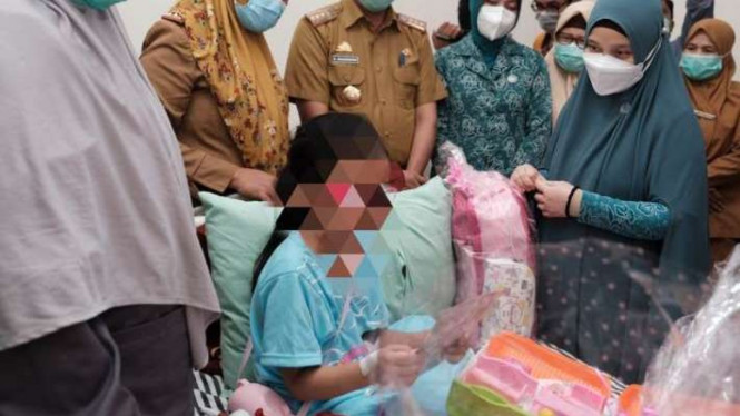 AP, 6 tahun, menjadi korban penganiayaan oleh kedua orang tua dan keluarganya.