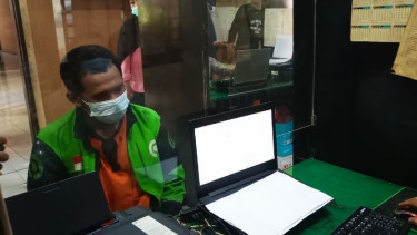 Pelaku penjambretan saat menjalani pemeriksaan di Polsek Medan Timur.