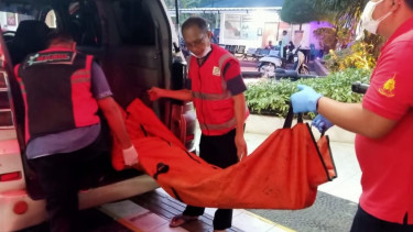 Petugas membawa jenazah korban kebakaran Lapas Tangerang