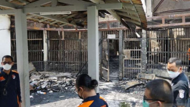 Petugas mengecek dan meninjau langsung Lapas Kelas I Tangerang, Banten, yang terbakar pada Rabu dini hari, 8 September 2021.