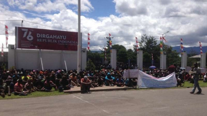 Sejumlah warga Distrik Wouma, Kabupaten Jayawijaya, Provinsi Papua, berdemonstrasi mempertanyakan beras bansos sebanyak empat ton yang hilang.