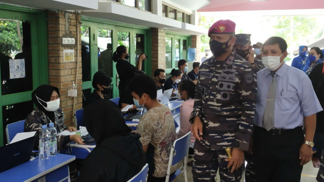 VIVA Militer: Danlantamal III Jakarta tinjau vaksinasi di Sekolah Regina Caeli