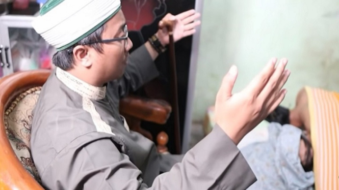 Gus Idris Berdoa di Depan Pasangan yang Sedang Zina/ Menggencet