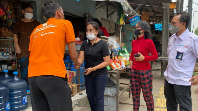 Direktur Utama BGR Logistics M. Kuncoro Wibowo mengunjungi salah satu UMKM mitra BGR di Pulogadung.