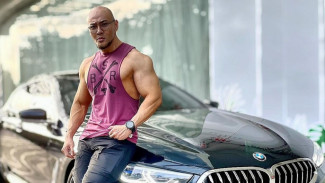 Deddy Corbuzier Bantu Pak Ogah, Beri Uang Tunai