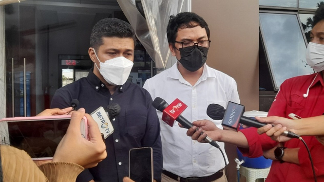 Kuasa hukum RM pelaku perundungan pegawai KPI, Anton Febrianto ( berbaju putih)