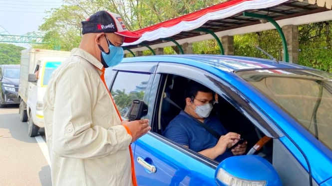 Petugas Taman Impian Jaya Ancol mengecek data pengunjung di Peduli Lindungi