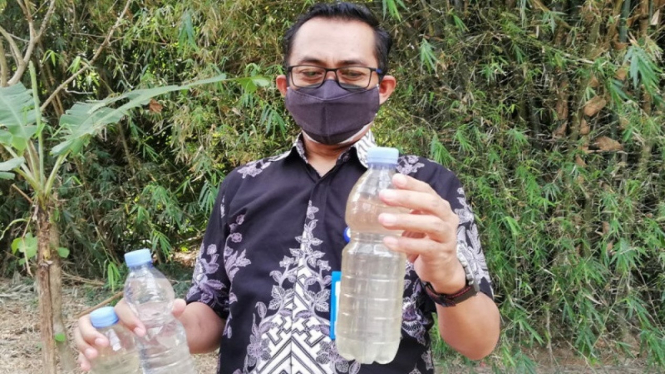 Petugas PDAM Solo memperlihatkan air Bengawan Solo yang tercemar limbah ciu. 