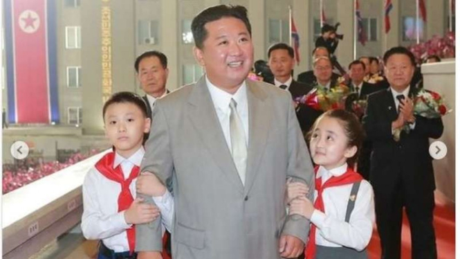Kim Jong-un hadir di parade militer Korea Utara pada malam hari