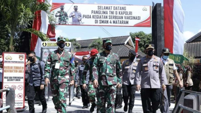 VIVA Militer: Panglima TNI, Kapolri, serta Kepala BNPB tinjau vaksinasi di NTB