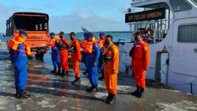 Tim SAR berencana mengevakuasi lima ABK KM Hentri yang selamat dari Pulau Tanimbar Kei, Kabupaten Maluku Tenggara menuju Kota Tual, Maluku, Jumat, 10 September 2021.