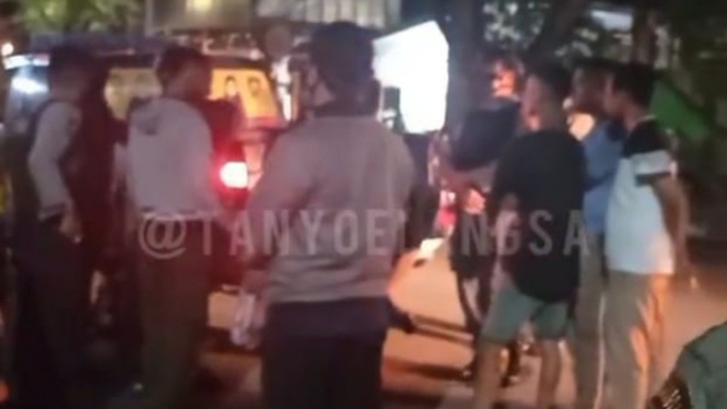 Beredar Video YouTuber Mesum di Mobil Terciduk Polisi (Instagram/tanyoelangsa)
