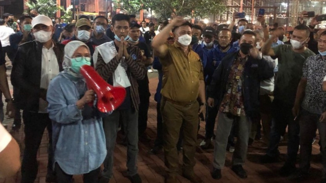 Ketua DPD Banten Iti Jayabaya di lokasi acara HUT partai tandingan dan ilegal.