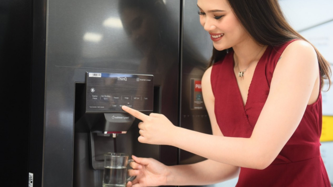 Teknologi UV Nano pada dispenser air di lemari es LG.