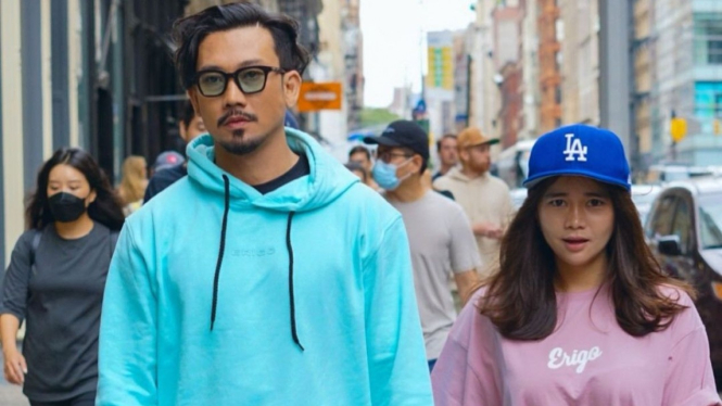 Denny Sumargo dan istri.