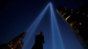 Instalasi seni Tribute in Light pada peringatan peristiwa serangan 11 September