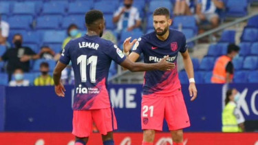 Pemain Atletico Madrid, Thomas Lemar dan Yannick Carrasco rayakan gol.