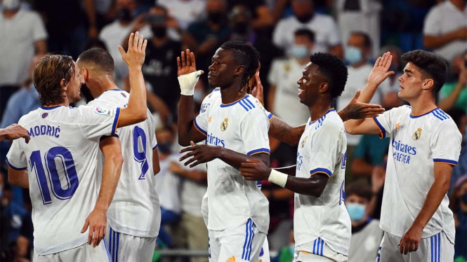 Real Madrid merayakan gol