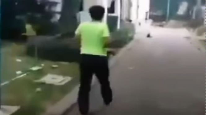 Petugas Securiti Intip Wanita Buang Air Kecil Terciduk (Instagram/fakta.indo)