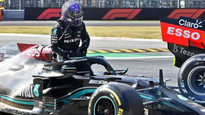 Pembalap Mercedes, Lewis Hamilton tabrakan dengan Max Verstappen