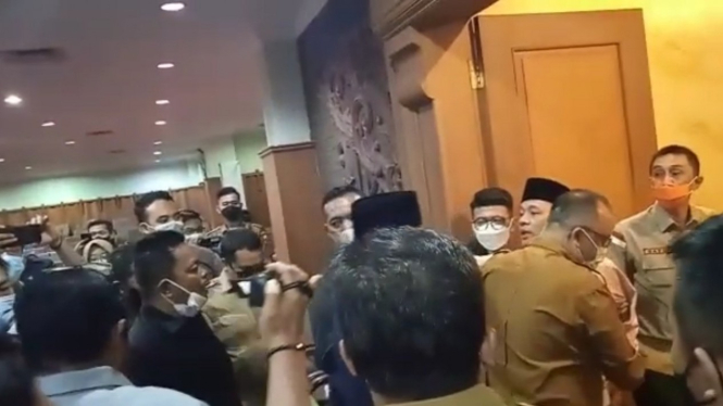 Anggota DPRD Jambi nyaris baku hantam.