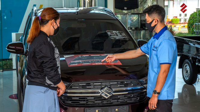 Ilustrasi beli mobil di diler Suzuki.