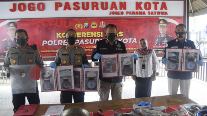 Polisi membeberkan tersangka dan barang bukti kasus bondet maut .