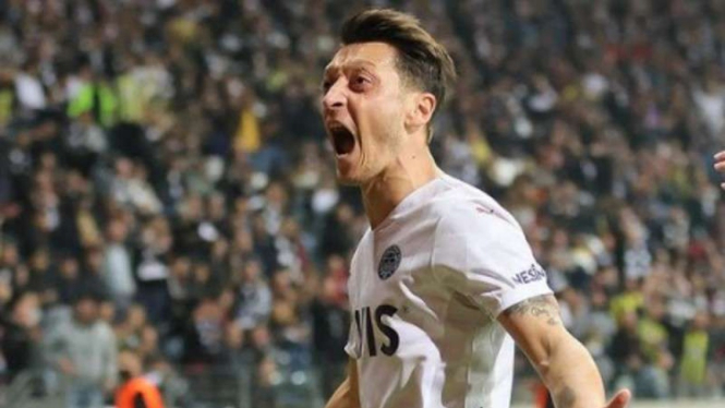 Gelandang Fenerbahce, Mesut Oezil.