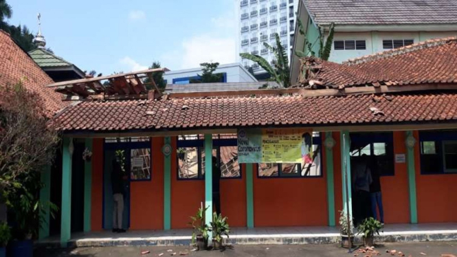 Kelas di sekolah dekat Istana Bogor ambruk