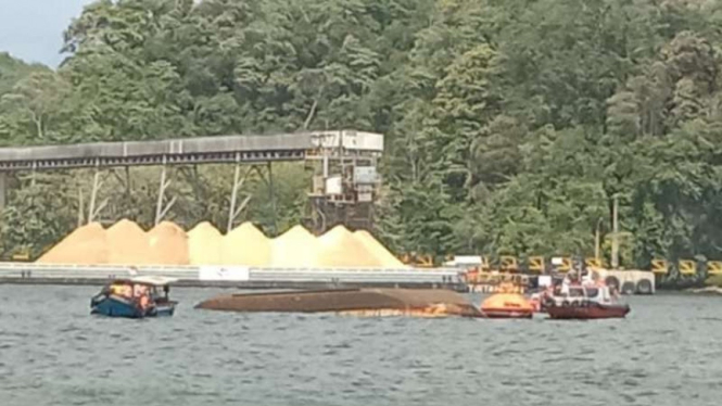 Kapal Pengayoman IV yang terbalik di Perairan Nusakambangan (Segara Anakan), Kabupaten Cilacap, Jawa Tengah, Jumat, 17 September 2021.