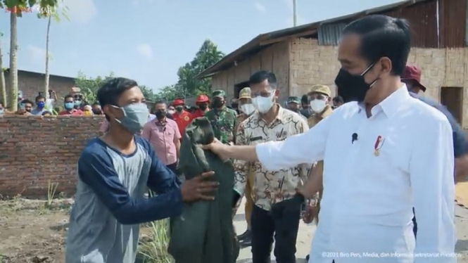 Presiden Jokowi kasih jaket ke warga