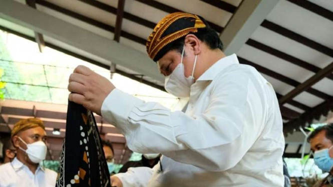 Menko Airlangga temui pengrajin Batik Pekalongan.