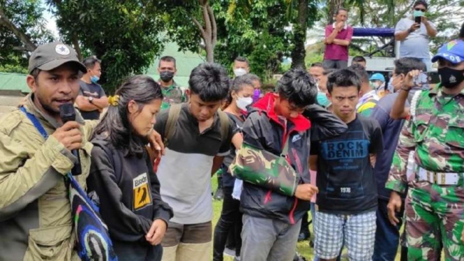 Sebanyak 6 dari 9 tenaga kesehatan korban KKB yang dievakuasi dari Kiwirok, Kabupaten Pegunungan Bintang, Papua, Jumat, 17 September 2021, mengisahkan insiden yang mereka alami setiba di Markas Kodam XVII Cenderawasih.