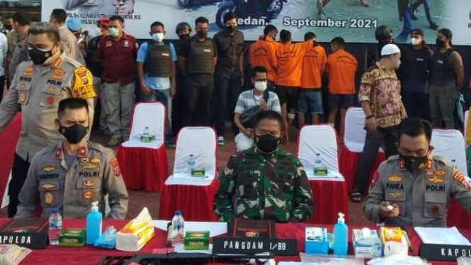Polisi saat merilis komplotan perampok bersenpi toko emas di Medan.