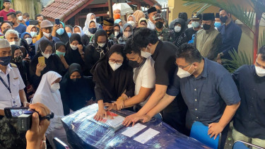 Jenazah Pilot Rimbun Air H Agithia Mirza di Kediamannya di Bogor