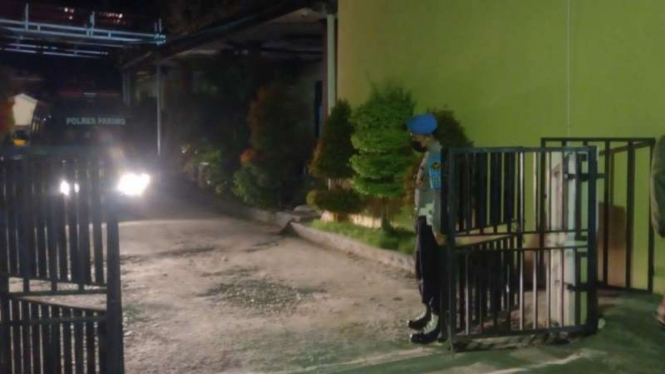 Suasana di RS Bhayangkara Palu saat dua jenazah DPO teroris Poso yang tewas dalam kontak tembak di Pegunungan Parigi Moutong, Sulawesi Tengah, tiba sekitar pukul 04.10 Wita, Minggu, 19 September 2021.