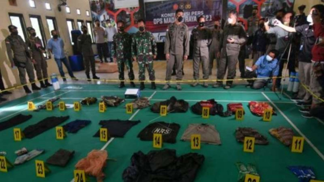Polisi memperlihatkan sejumlah barang bukti hasil kontak tembak antara Satgas Madago Raya dengan kelompok teroris MIT Poso pimpinan Ali Ahmad alias Ali Kalora di Markas Polres Parigi Moutong, Sulawesi Tengah, Minggu, 19 September 2021.
