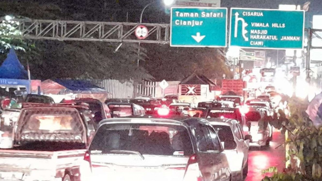 Keramaian wisatawan di Gadog Puncak Bogor, Minggu malam.