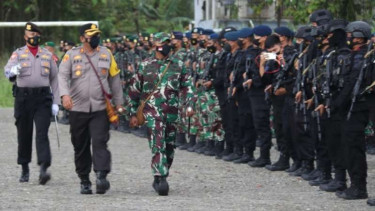 Kepala Polres Mimika AKBP IGG Era Adhinata bersama Komandan Kodim 1710/Mimika Letkol Inf Yoga Cahya Prasetya memeriksa pasukan saat apel pengamanan PON XX Papua di Sub Klaster Kabupaten Mimika, Sabtu, 18 September 2021.