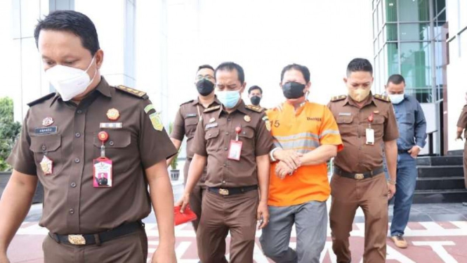 Penyidik Kejaksaan Tinggi Jawa Timur menahan AN, salah satu tersangka kasus kredit fiktif Bank Jatim yang merugikan negara total Rp170 miliar, Selasa, 21 September 2021.