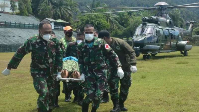 VIVA Militer: Anggota Koopsgab TNI Papua mengevakuasi korban serangan OPM