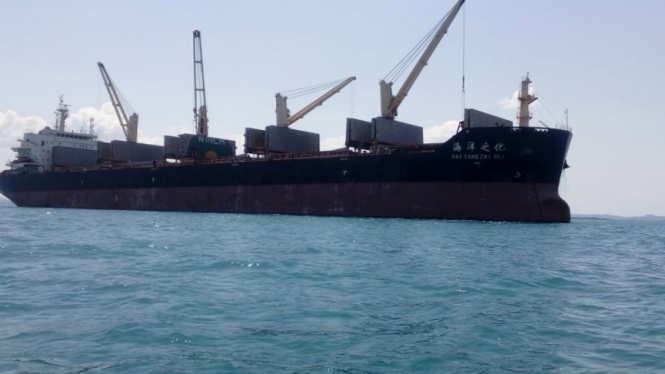 Kapal "Mother Vessel" labuh jangkar di Perairan Pulau Pangkil, Tanjungpinang.