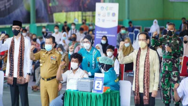  Mendikbudristek Nadiem Makarim saat mengunjungi vaksinasi siswa di Jambi
