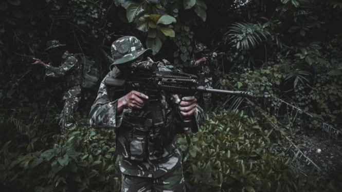 Dua prajurit TNI memburu kelompok teroris Mujahidin Indonesia Timur (MIT) pimpinan Ali Kalora di hutan pegunungan Poso, Sulawesi Tengah.
