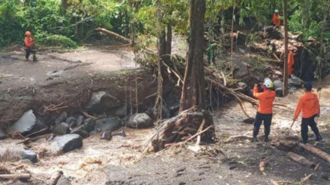 Tim Basarnas dan BPBD mencari korban banjir bandang di Minahasa Tenggara, Sulawesi Utara, Selasa, 21 September 2021.