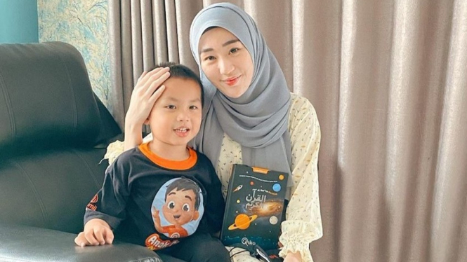 Larissa Chou dan anaknya