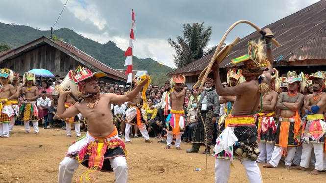 Warga Kampung Rentung, Kecamatan Ruteng, Manggarai NTT menggelar atraksi caci