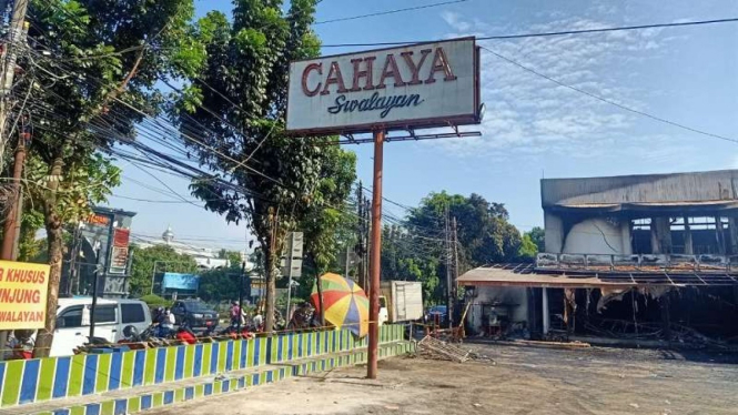 Toko Swalayan Cahaya di kawasan Cilandak KKO  kebakaran pada Selasa malam